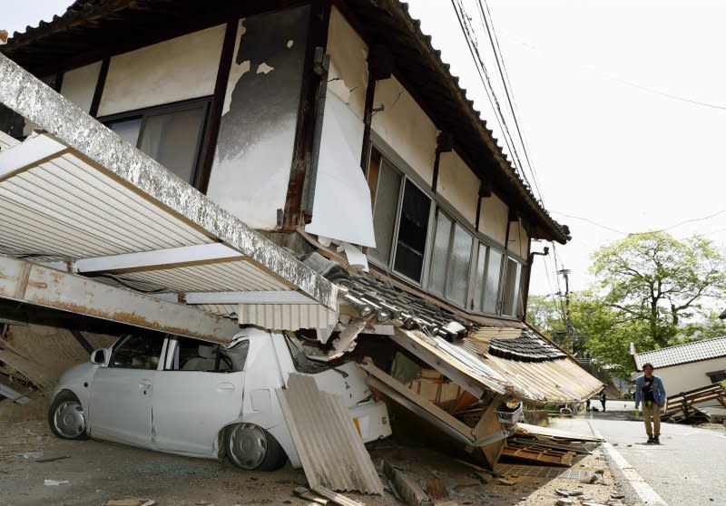 日本九州熊本縣14日發生地震，房屋倒塌。（美聯社）