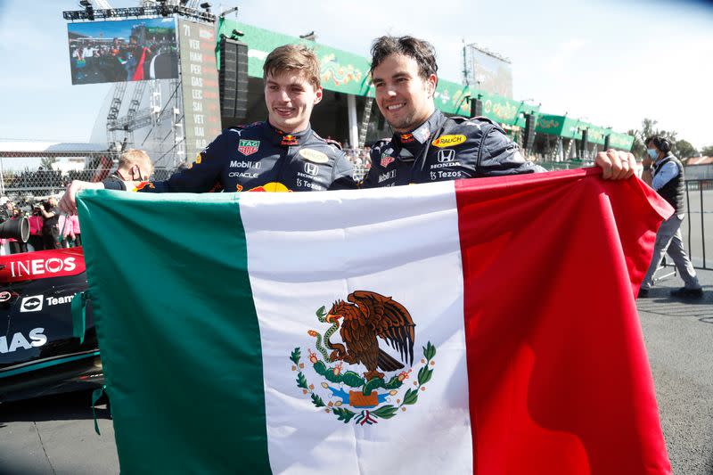 Max Verstappen y Sergio "Checo" Pérez celebran con la bandera de México tras finalizar la carrera de la F1