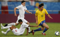 England's Gareth Barry (C) runs past his teammate Jermaine Jenas (L) as he pulls Brazil's midfielder Kaka (R) who advances with the ball during their friendly football match at the Khalifa Stadium in the Qatari capital Doha on November 14, 2009. AFP PHOTO/KARIM JAAFAR (Photo credit should read KARIM JAAFAR/AFP via Getty Images)