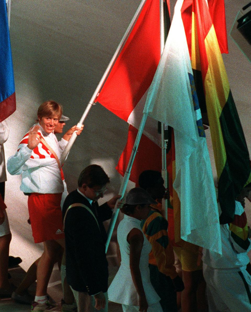 Canada's Silken Laumann carries the Canadian Flag during the closing ceremonies at the 1992 Olympic games in Barcelona. (CP PHOTO/ COC/ Claus Andersen) Silken Laumann du Canada porte le drapeau de la délégation canadienne lors des cérémonies clôtures des Jeux olympiques de Barcelone de 1992. (PC Photo/AOC)
