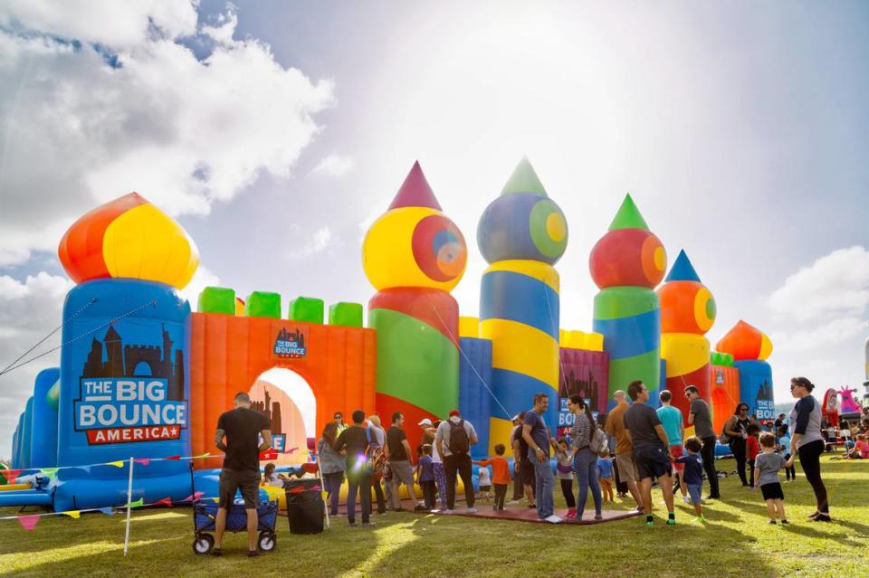 The Big Bounce America consta de cuatro zonas inflables, juegos, competencias y, por supuesto, espacio para rebotar para niños y adultos.