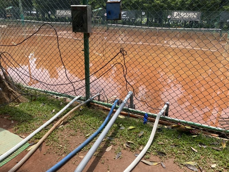 高市中央公園內的民生網球場（圖）因豪雨嚴重積水變 成一座大水塘，24日積水未退，高市府運動發展局抽了 逾12小時還抽不乾，預計24日下午才能抽乾。 （高市府運動發展局提供）