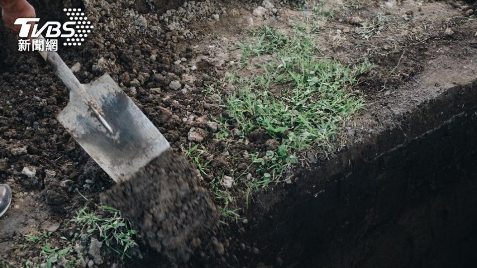 中國大陸男子被亡妻託夢、挖墳開棺目睹遺體不翼而飛。（示意圖／Shutterstock達志影像）