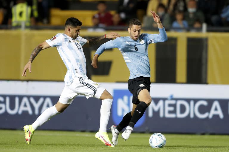 Rodrigo Bentancur, volante de Uruguay, que esta noche recibe a Perú; en la acción, con Cristian Romero, durante las eliminatorias