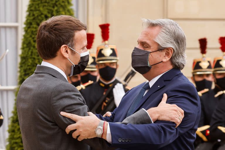 Alberto Fernández junto a Emmanuel Macron en París