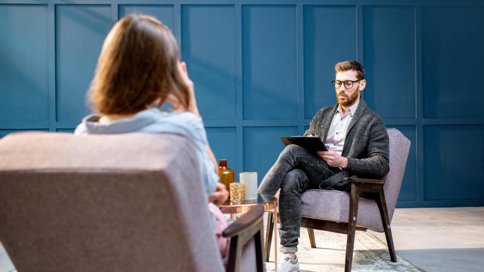 psychologist listening to the woman