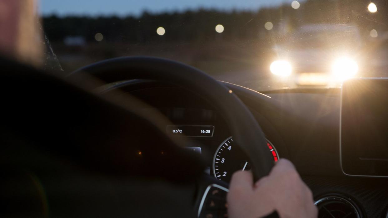 Auf langen Autofahrten in den den Urlaub sollte man regelmäßig eine Pause machen und einen Fahrerwechsel durchführen. Foto: Klaus-Dietmar Gabbert/Symbolbild