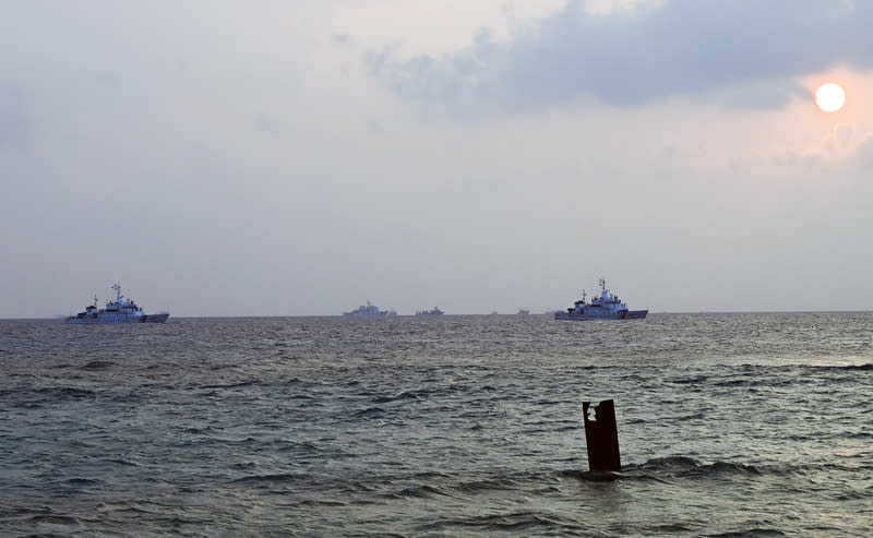 中業島港口外中國海警及民兵船 住在中業島的菲律賓民眾說，隨著中國南海主權聲索 越來越強勢，「現在他們（中國海警和民兵船）似乎 離島嶼越來越近了」。圖為中業島港口外的菲律賓海 警船（前2）和中國海警及民兵船。 中央社特約記者Edward Bungubung攝  113年3月28日 