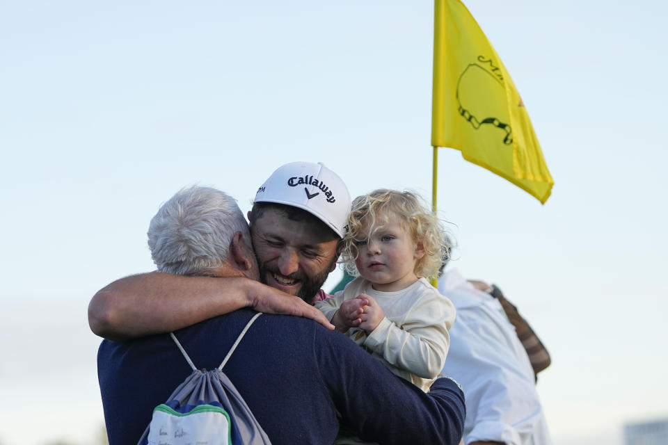 Jon Rahm celebra con su padre Edorta Rahm e hijo Kepa tras ganar el Masters en Augusta National el domingo 9 de abril del 2023. (AP Foto/David J. Phillip)