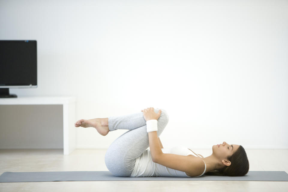 Dehnen hilft dir dabei, den Kopf freizukriegen und Stress abzubauen. (Bild: Getty Images)