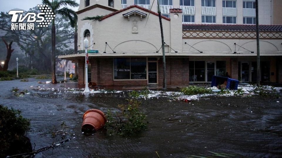 佛州李縣的麥爾茲堡（Fort Myers）的道路遭淹沒，部分地區變成大片湖泊。（圖／達志影像路透社）