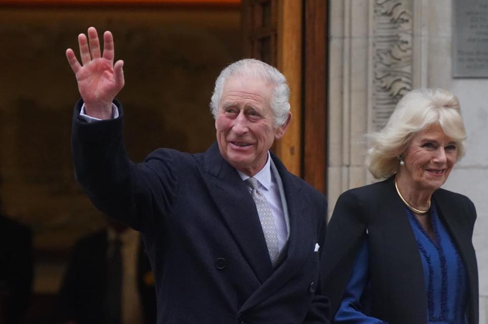 查爾斯三世1月29日出院，王后卡蜜拉陪伴在側。（翻攝The Royal Family臉書）