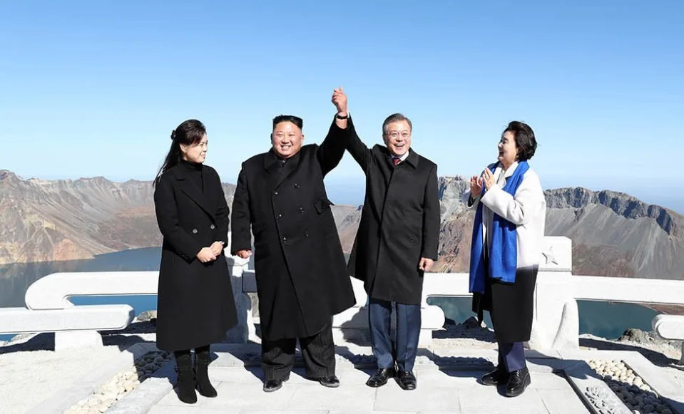 Kim Jong Un, su mujer Ri Sol Ju y el presidente saliente de Corea del Sur Moon Jae-in con su mujer Kim Jung-sook. Hanna Song dice que, en un esfuerzo por evitar que el l&#xed;der norcoreano se sintiera inc&#xf3;modo, el presidente Moon barri&#xf3; el tema de los derechos humanos 