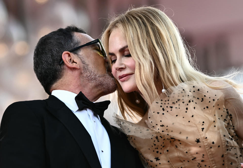 Los actores Antonio Banderas y Nicole Kidman asisten a la alfombra roja de la película «Babygirl» presentada en competición durante el 81º Festival Internacional de Cine de Venecia en Venice Lido, el 30 de agosto de 2024. (Foto de Marco BERTORELLO / AFP) (Foto de MARCO BERTORELLO/AFP via Getty Images)