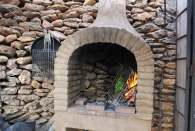 <p>There’s also a built-in barbeque. (Airbnb) </p>