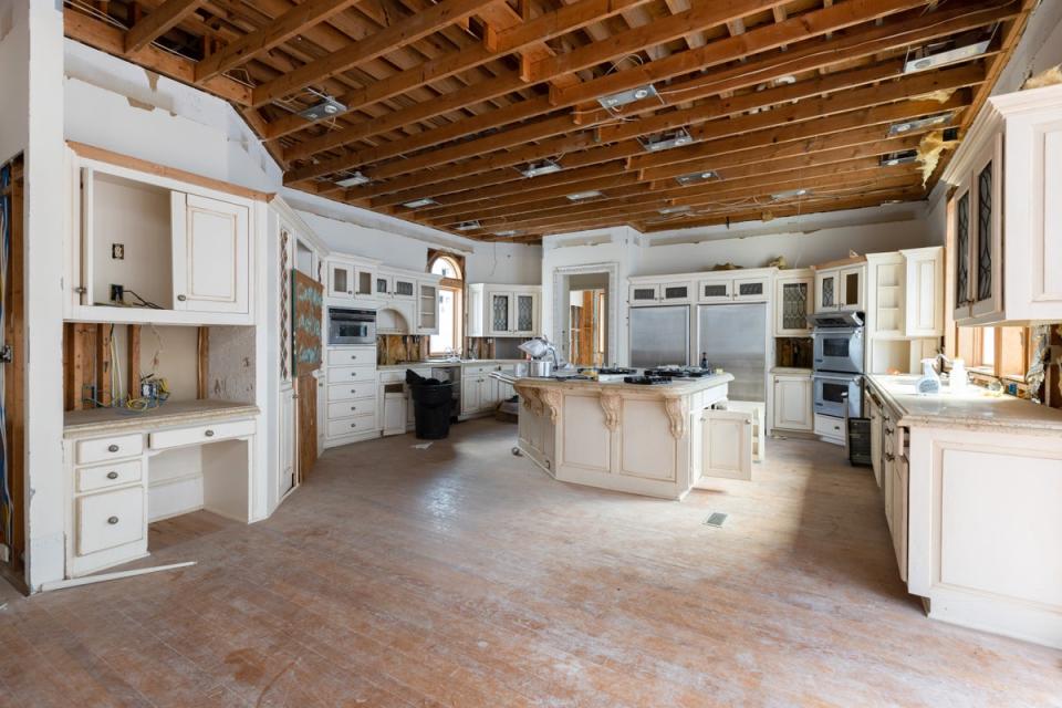 The kitchen of Diddy’s former Atlanta home (mediadrumimages/@abandoned_south)