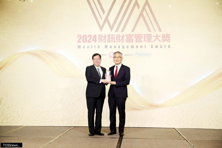 行政院副院長鄭文燦（左）頒發獎座，遠銀總經理周添財（左）代表領獎。