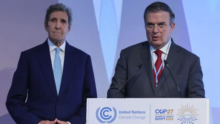 John Kerry, el enviado especial de Estados Unidos para el clima, y el ministro de Relaciones Exteriores de México, Marcelo Ebrard, celebran una rueda de prensa en la “Conferencia sobre el cambio climático COP27” celebrada en el balneario egipcio de Sharm el-Sheikh, en el Mar Rojo. (Ahmad Gharabli/AFP vía Getty Images)
