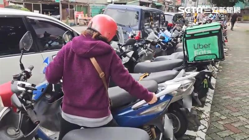 阿嬤騎車離去。（圖／翻攝畫面）