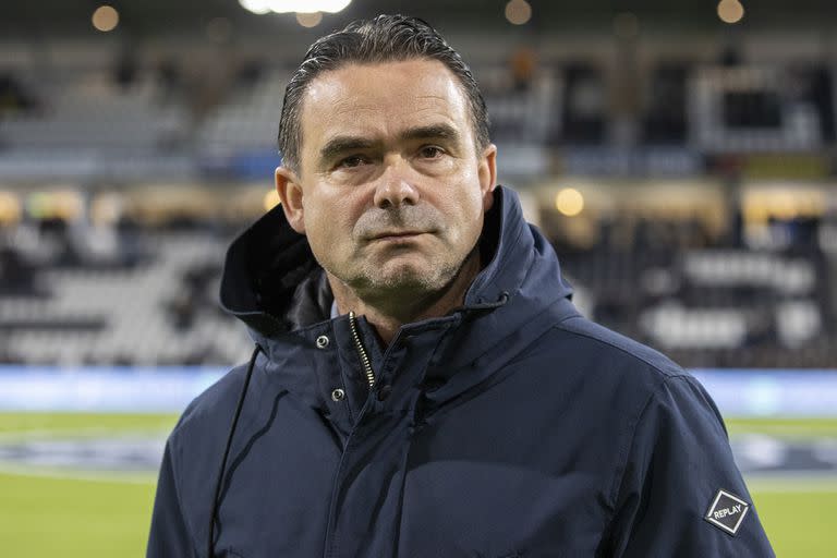 En febrero de 2022, Marc Overmars fue cesado en sus funciones de director de fútbol de Ajax por un escándalo con empleadas del club