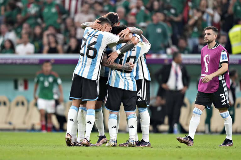 La selección argentina festeja la victoria ante México; este miércoles se juega todo ante Polonia