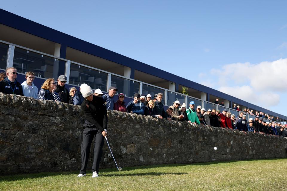 ST ANDREWS, SCOTLAND - AUGUST 22: Georgia Hall of England chips onto the 17th green during Day One of the AIG Women's Open at St Andrews Old Course on August 22, 2024 in St Andrews, Scotland. (Photo by Oisin Keniry/R&A/R&A via Getty Images)