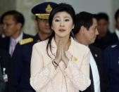 Thailand's Prime Minister Yingluck Shinawatra gestures while speaking to reporters following following the declaration of a state of emergency in Bangkok January 21, 2014. REUTERS/Athit Perawongmetha