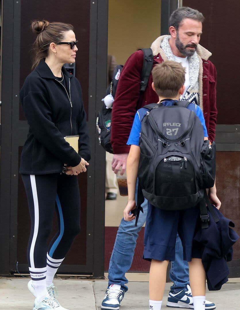 Una vez más, dejaron en claro que, a pesar de no ser más una pareja, siguen siendo familia. Ben Affleck y Jennifer Garner fueron juntos a buscar a uno de sus hijos, Samuel, al colegio al que concurre en la ciudad de Los Ángeles. Los actores esperaron en la vereda y charlaron durante varios minutos antes de despedirse