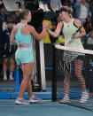 La danesa Caroline Wozniacki (derecha) felicita a la rusa Maria Timofeeva, quien la venció en la segunda ronda del Abierto de Australia, el miércoles 17 de enero de 2024 (AP Foto/Louise Delmotte)