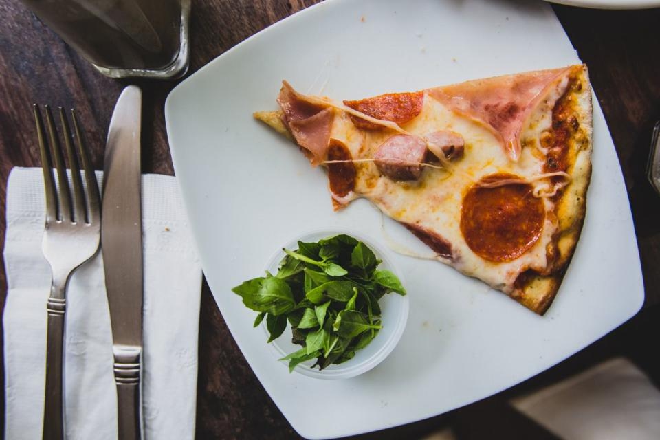 Pour réchauffer une pizza, mettez-la au four à micro-ondes avec un bol d’eau afin de l’empêcher de se ramollir.