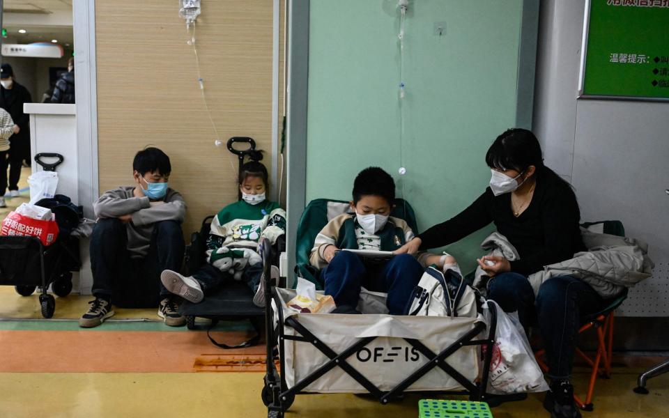Τα παιδιά λαμβάνουν ορό σε νοσοκομείο στο Πεκίνο στις 23 Νοεμβρίου 2023