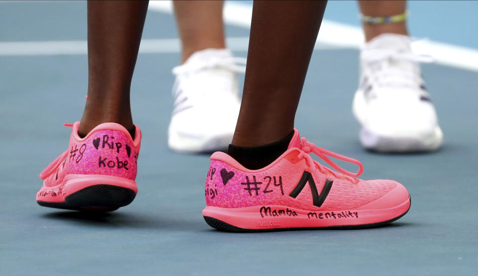 La estadounidense Coco Gauff, al frente, usa un calzado con el número 24 escrito en tributo al fallecido Kobe Bryant durante su partido en dobles al lado de su compatriota Caty McNally ante las japonesas Shuko Aoyama y Ena Shibahara en el Abierto de Australia, el lunes 27 de enero de 2020, en Melbourne, Australia. (AP Foto/Dita Alangkara)