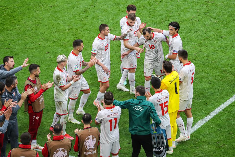 Tolle Geste: Goran Pandev (#10) beendet seine Länderspielkarriere und wird von seinen nordmazedonischen Mitspielern per Spalier verabschiedet. (Bild: Getty Images)