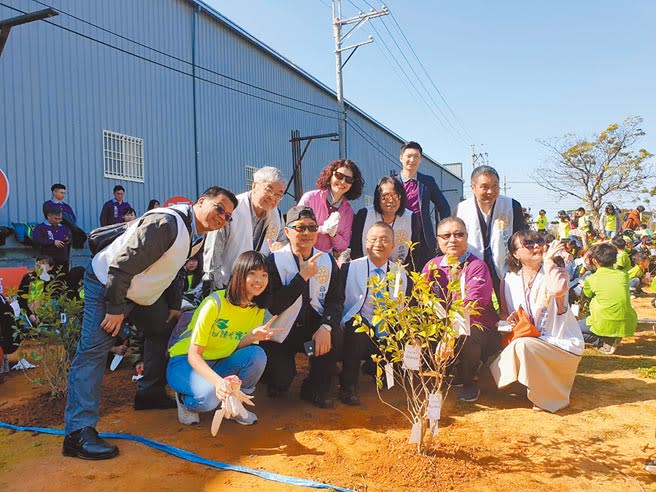 嘉磐慈善基金會邀請弱勢團體舉辦「百人植樹 讓愛永續」活動，為環境盡一份力。圖／黃繡鳳