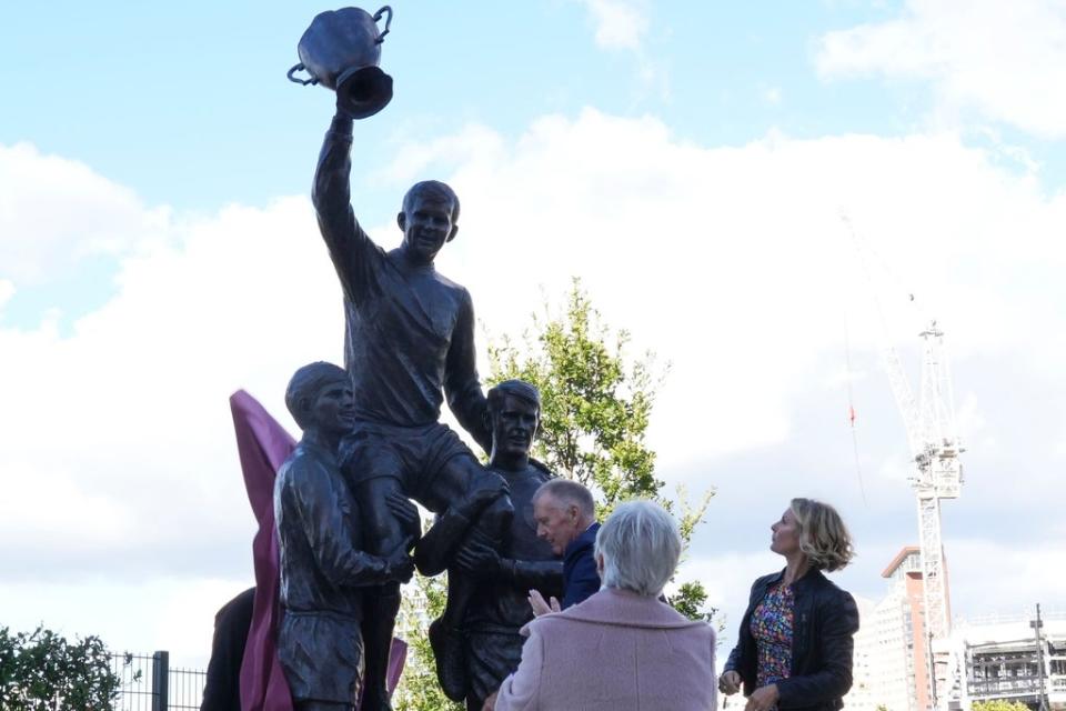 Sir Geoff Hurst, Kathy Peters and Roberta Moore unveil the statue (WHUFC)