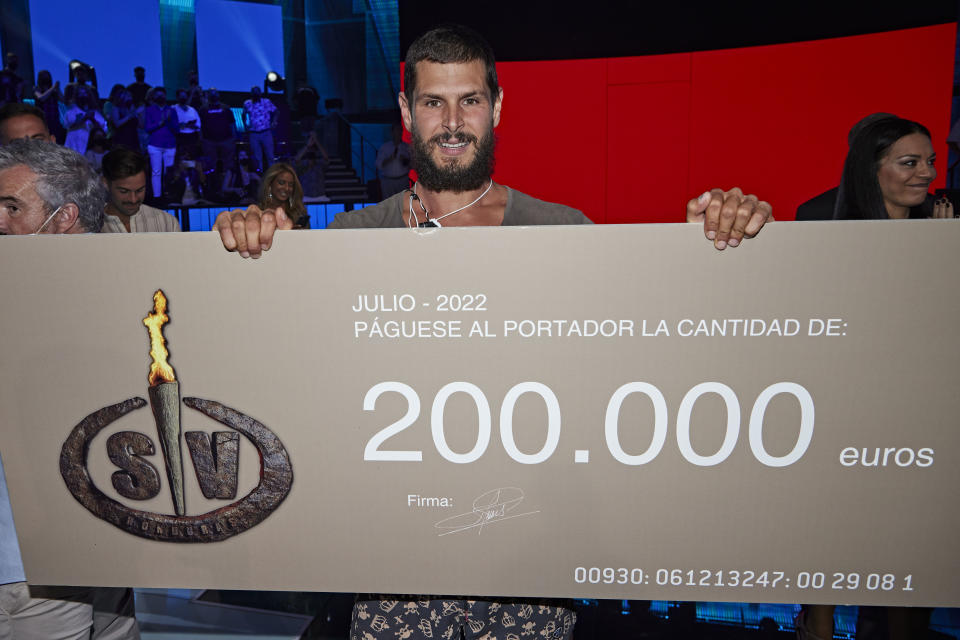 Alejandro Nieto, con el cheque de ganador de 'Supervivientes 2022' (Mediaset)