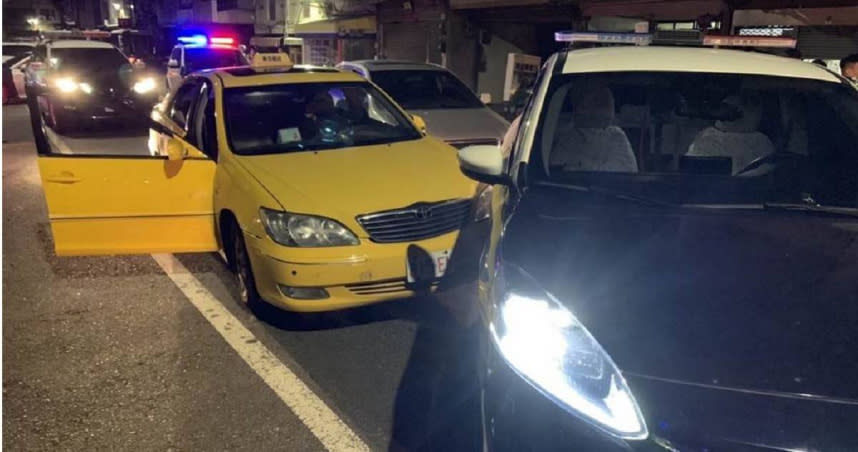 蔡男昨日凌晨酒醉搭計程車，卻爆打司機並劫走小黃，最終遭警方包夾逮捕。（圖／翻攝畫面）