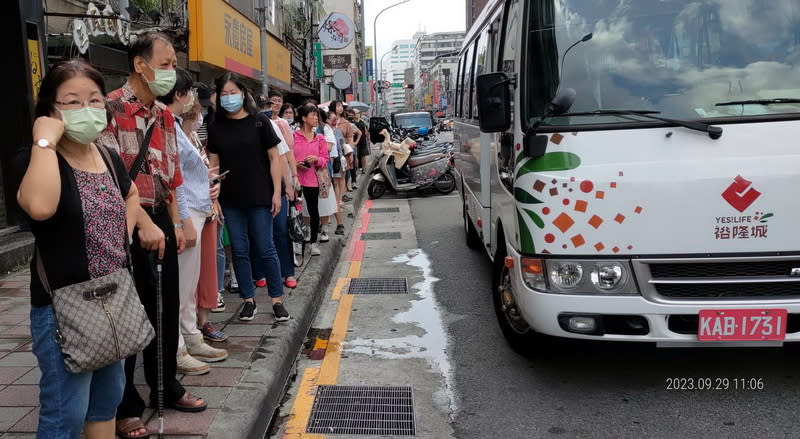 新北市新店「裕隆城」29日面臨連假首日交通考驗，免費接駁車候車處出現長長人龍。（新店義交中隊提供）中央社記者黃旭昇新北市傳真 112年9月29日