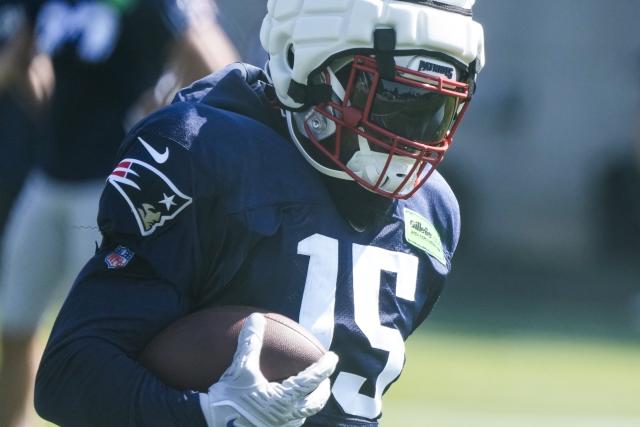 Ezekiel Elliott shows off new Patriots jersey in Instagram story