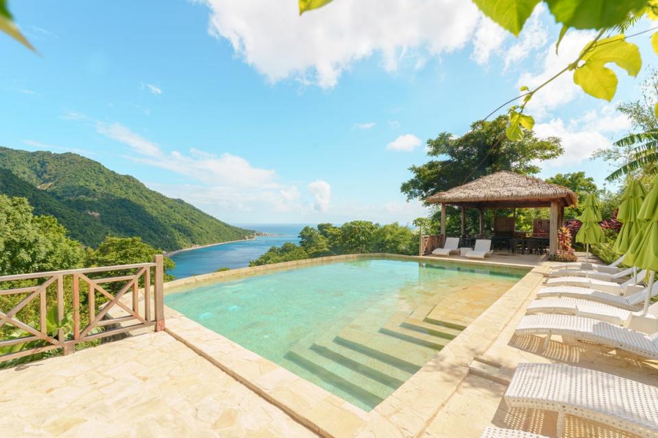 Watch the Caribbean Sea and the Atlantic Ocean meet over the Scotts Head peninsula (Jungle Bay)