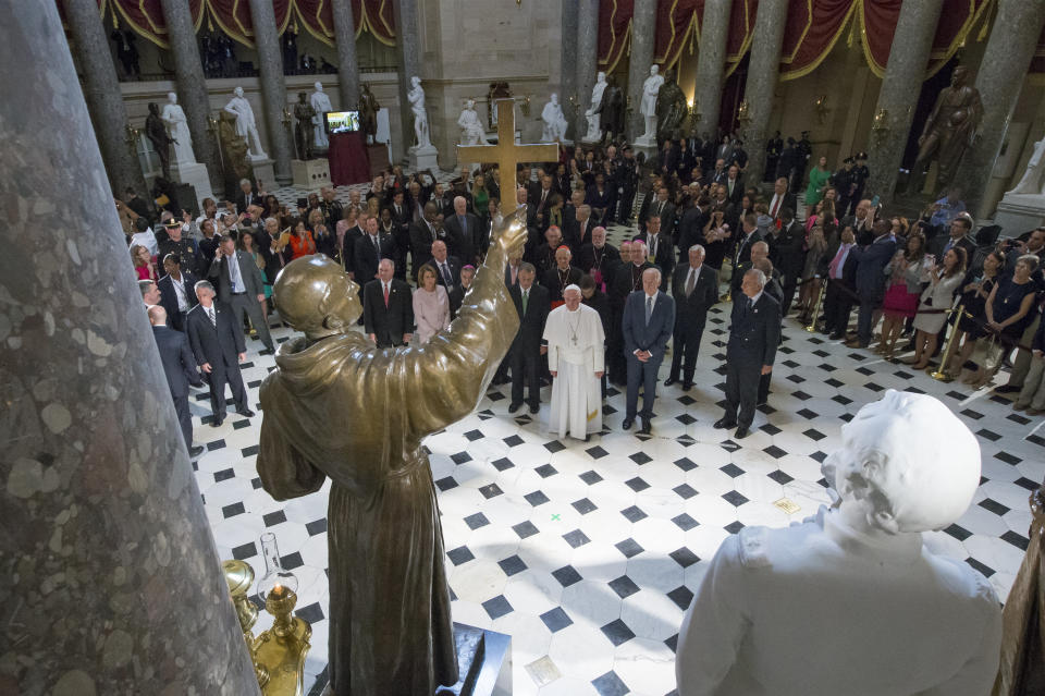 Pope Francis pauses in front of a sculpture of Junipero Serra in Statuary Hall at the U.S. Capitol in Washington on Sept. 24, 2015. (Photo: MICHAEL REYNOLDS/WHITE HOUSE POOL (ISP POOL IMAGES)/Corbis/VCG via Getty Images)