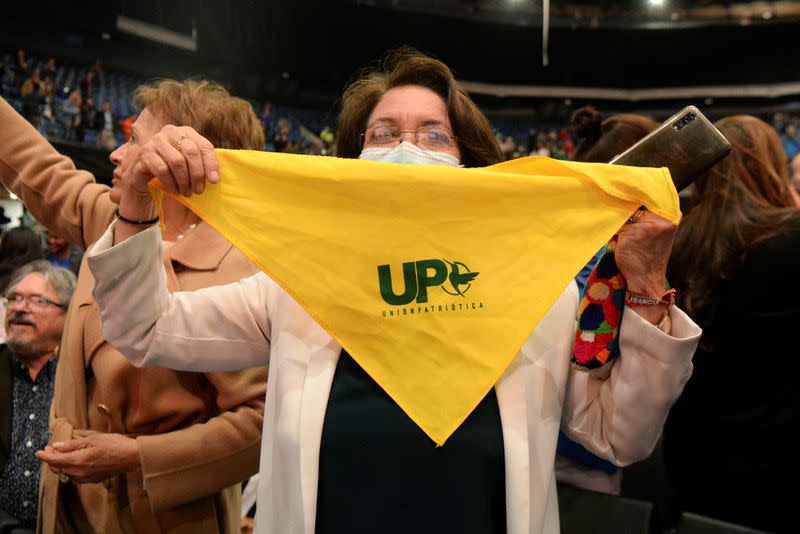 Foto de archivo. La senadora Aida Avella sostiene un pañuelo en el que se lee "Unión Patriótica" mientras se dan a conocer los resultados preliminares durante la segunda vuelta de las elecciones presidenciales en el Movistar Arena, en Bogotá