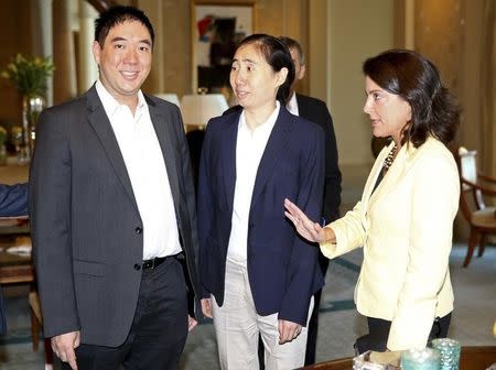 U.S. ambassador to Qatar Dana Shell Smith (R) talks with Grace and Matthew (L) Huang, a U.S. couple who were sentenced to three years in jail in Qatar in April for causing the death of their adopted daughter Gloria, as they arrive for a meeting in Doha, October 19, 2014. REUTERS/Fadi Al-Assaad