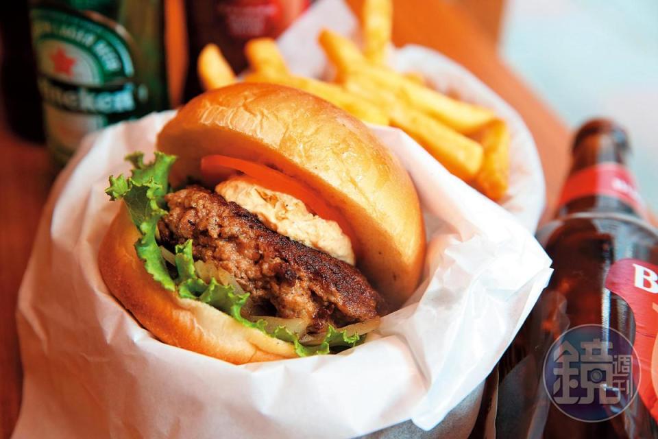 蘭小明使用精修和牛的剩料，推出每日限量150份的和牛漢堡Wagyu Burger。（180元／個）