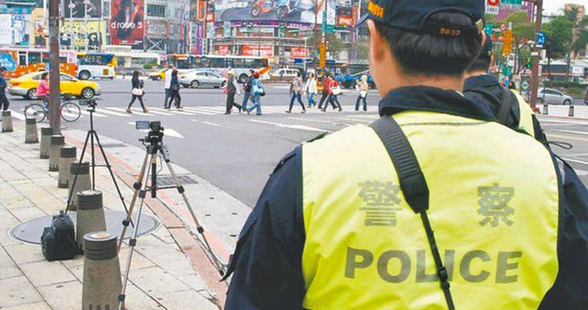 為甩脫「行人地獄」惡名，警政署5月1日起路口交通大執法，重點取締車輛路口不停讓行人。（圖／警政署提供）