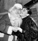 <p>C’est pour une œuvre de bienfaisance qu’Audrey Hepburn se transforme en mère Noël, à New York.</p><br>