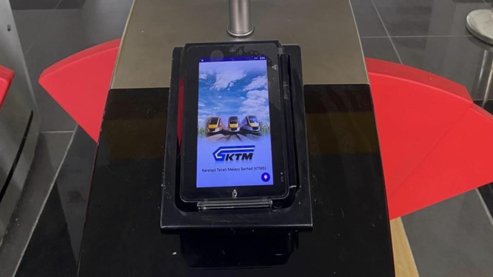 The card reader for KTM Komuter’s new Automated Control Gate. — MLPTF/Facebook pic via SoyaCincau