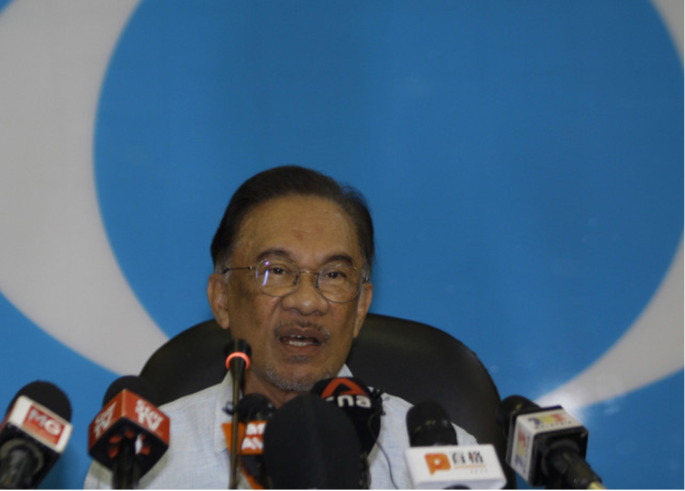 The PKR president was weighing in on recent reports that more Malaysians were feeling poorer today, with more segments of the population being marginalised even as the country aspired towards being a high-income nation. — Bernama pic