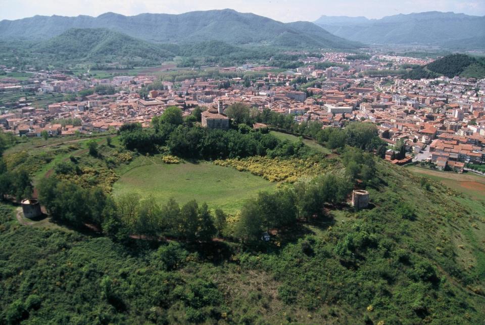 Vista del volcán Montsacopa y la ermita de San Francisco vigilando a la población de Olot. (Crédito imagen Turisme.Olot).