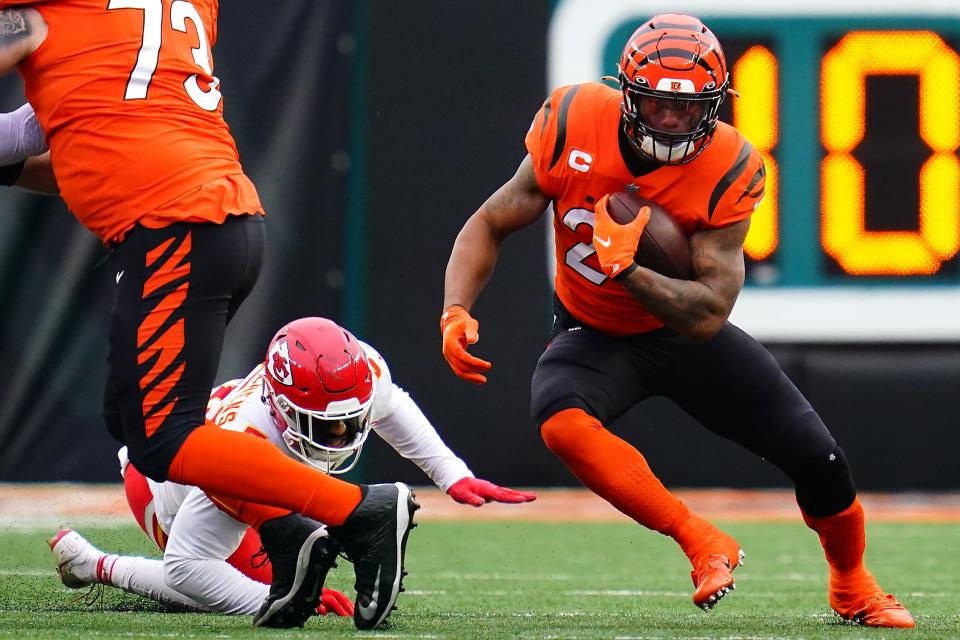 Cincinnati Bengals running back Joe Mixon (28) carries the ball in the second quarter during a Week 17 NFL game against the Kansas City Chiefs, Sunday, Jan. 2, 2022, at Paul Brown Stadium in Cincinnati.